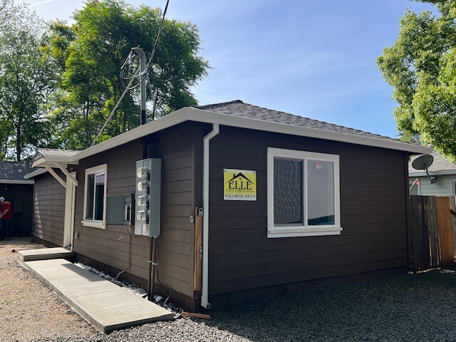 Building Photo - 205 W 20th St