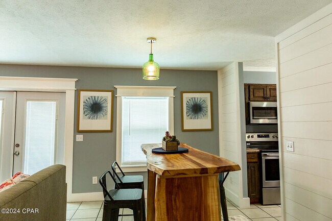 Building Photo - 9720 S Thomas Dr
