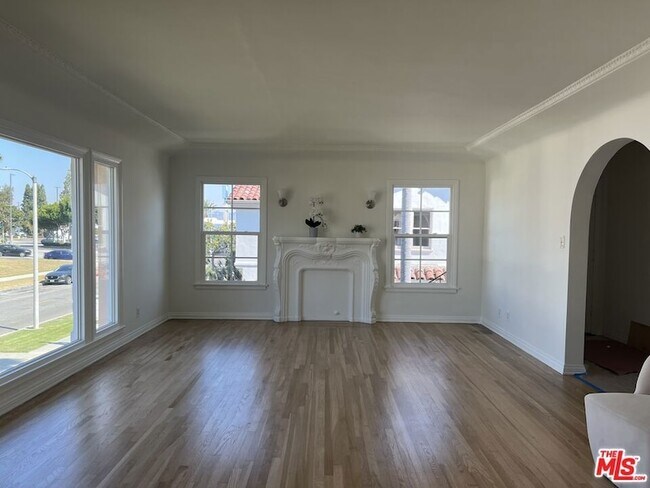 Building Photo - 4120 S Victoria Ave
