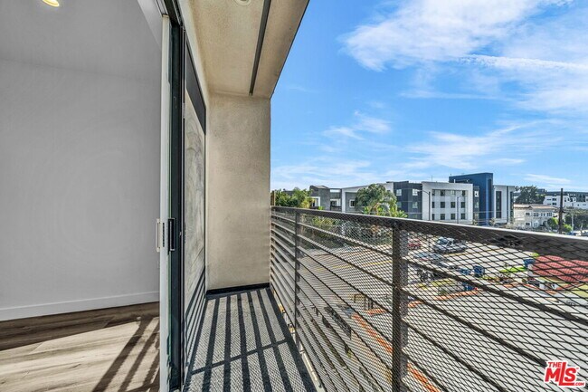 Building Photo - 667 N Wilton Pl