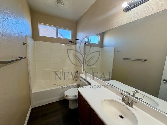 Building Photo - 4 bedroom 3bath 3 car garage in Victorville