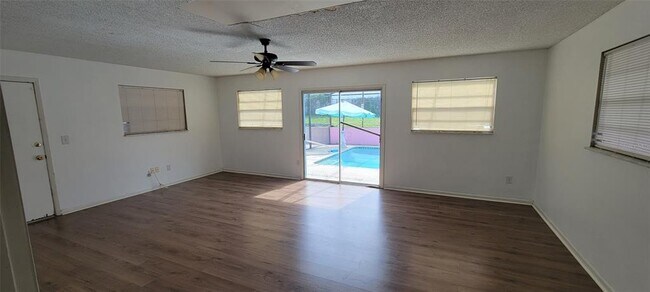 Building Photo - 1425 NE Old Mill Dr