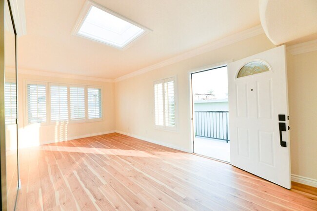 Building Photo - 412 Avenida Santa Barbara