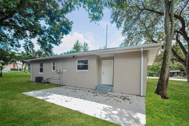 Building Photo - 4542 Tarpon Dr