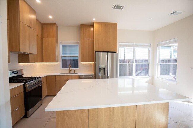 Building Photo - 1913 Littlefield St