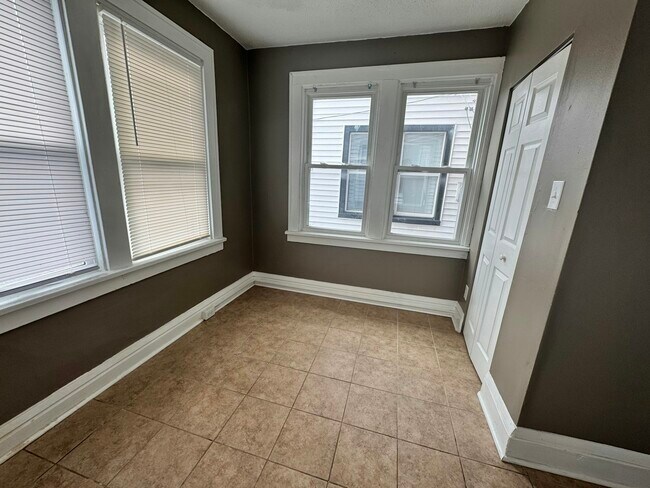 Building Photo - 1406 Woodland Dr