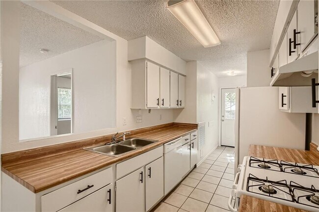 Building Photo - 905 Chisholm Cove