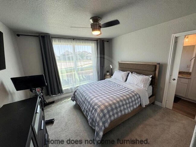Building Photo - 907 Holliday Dr