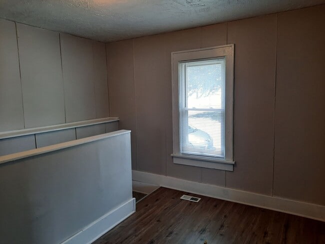 Building Photo - $1195 - 3 bedroom/ 2 bathroom plus bonus r...