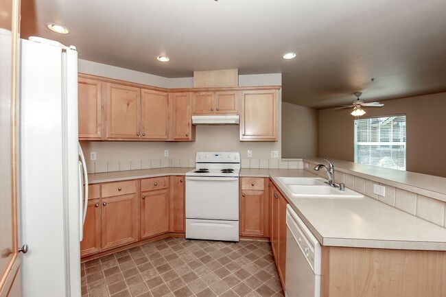 Building Photo - Low Maintenance 3 Bedroom Condo