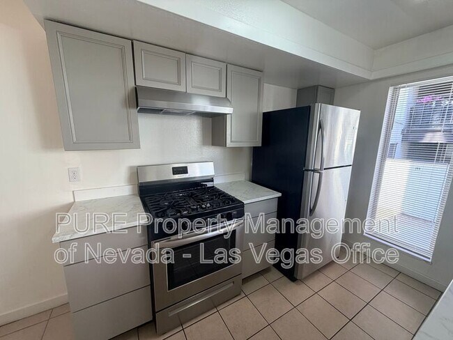 Building Photo - 1405 E Vegas Valley Dr