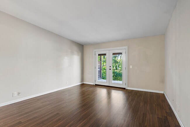Building Photo - 4425 Westlawn Dr