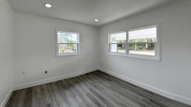 Building Photo - 311 Wren Ave