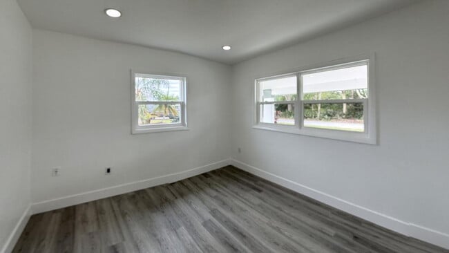 Building Photo - 4-bedroom, 2-bathroom