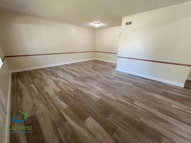 Building Photo - 10600 E Estates Dr