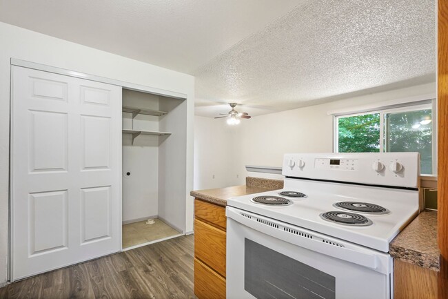 Building Photo - Move in ready now! 3 bedroom rambler in NE...