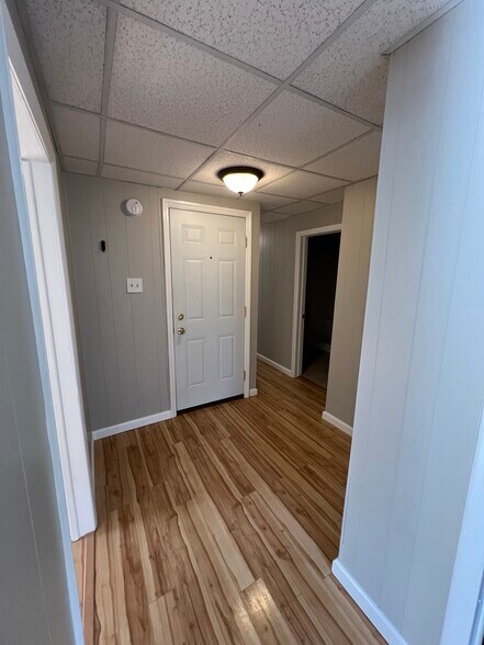 Foyer - 607 Spring St