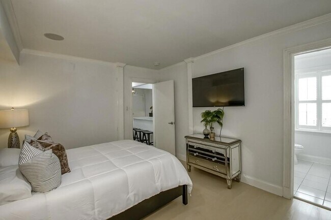 Building Photo - 1323 Dauphine St