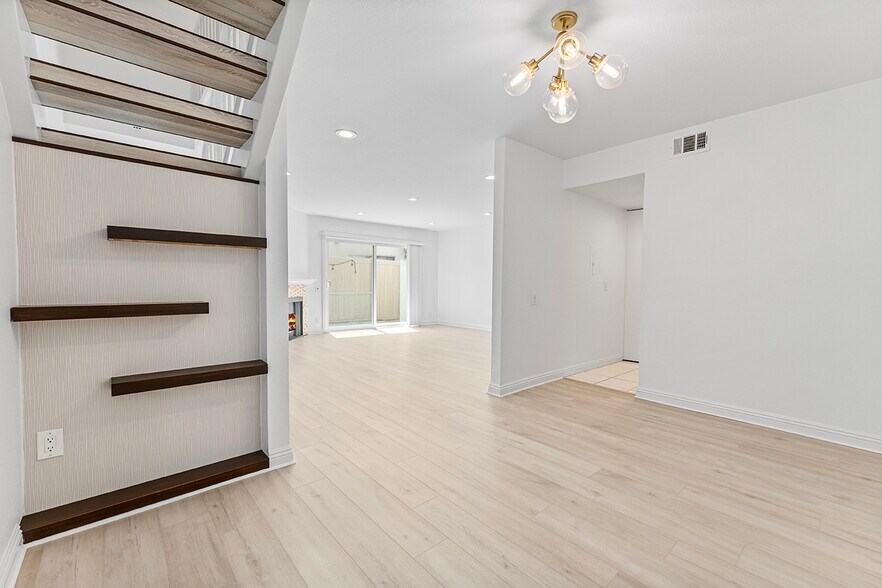 Building Photo - 10341 Canoga Ave
