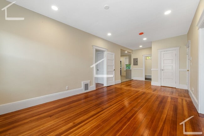 Building Photo - Porch Side