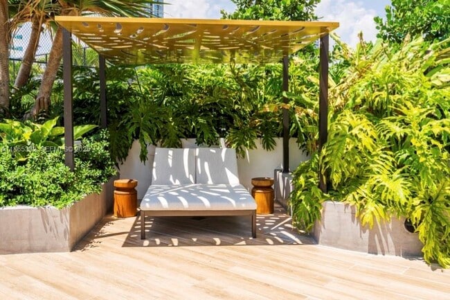 Building Photo - 700 NE 24th St