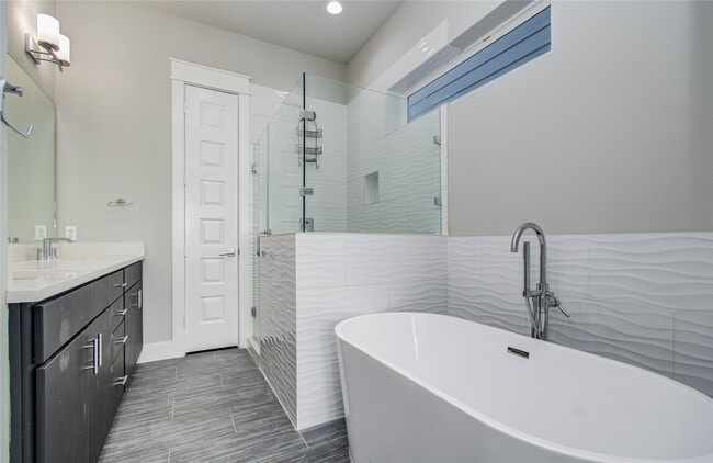 Building Photo - 2116 Naomi St