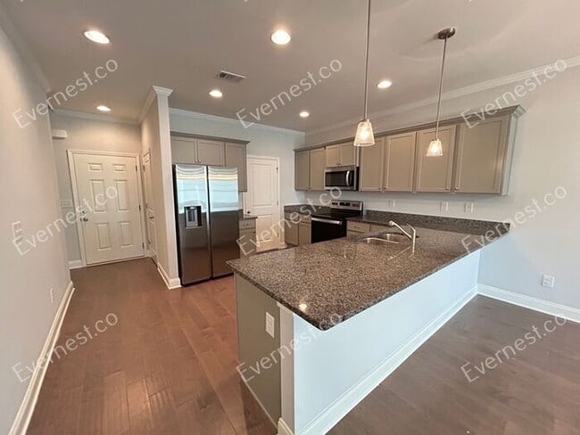 Building Photo - Spacious 3 Bed, 2.5 Bath Home with Modern Amenities / Available Soon!