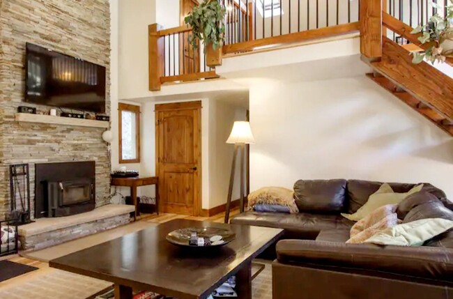 Building Photo - Available Now! Boulder's best kept secret....