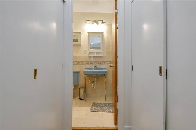 Building Photo - 1021 Greenwich St