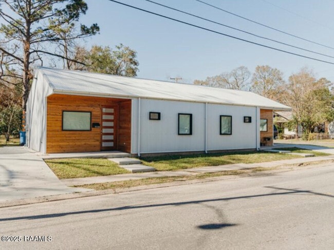 Building Photo - 700 S St Antoine St