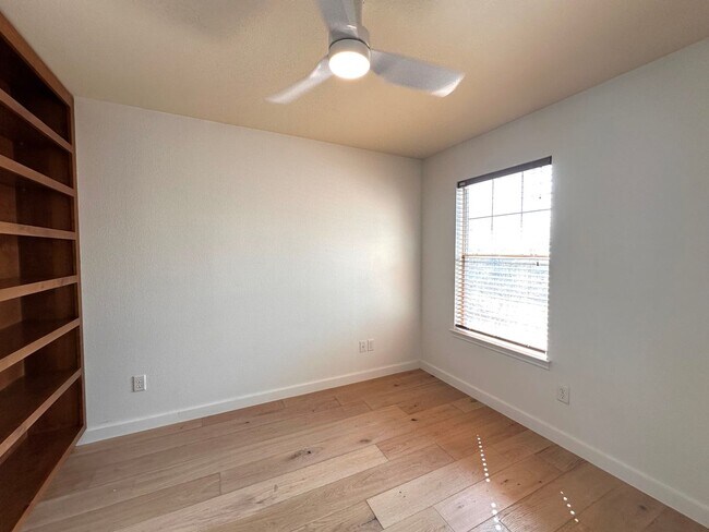 Building Photo - Two Story 3 Bedrooms 2.5 Bathrooms Home for Rent in Prime East of Austin Location, nearby Muller ...