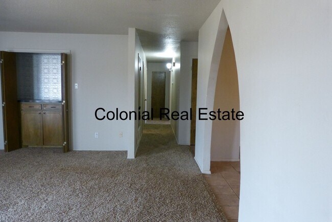 Building Photo - Spacious 3 bedroom 2 bathroom home