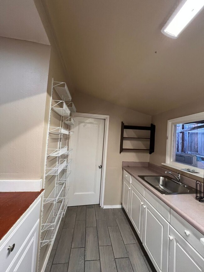 Building Photo - 274.5 Hathway Alley