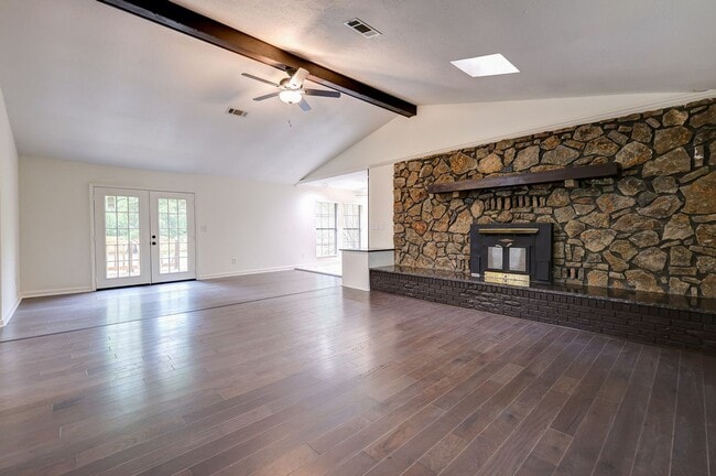 Building Photo - 3 bed 3 bath single family house
