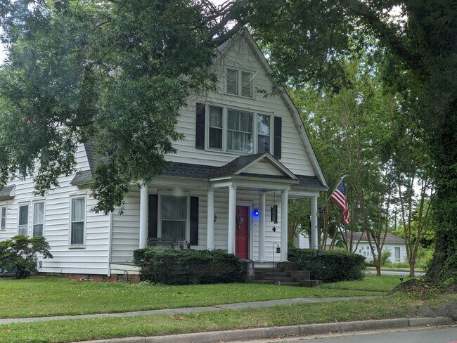 Building Photo - Incredible 5 Bedroom Home with Detached Garage in West Point!