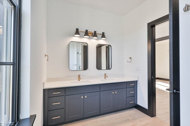 Building Photo - 2 bedroom / 2 bathroom apartment at Waterm...
