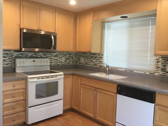 Building Photo - 2 Bedroom-1.75 Bath Single Story Condo/Just minutes from shopping, restaurants & great location f...