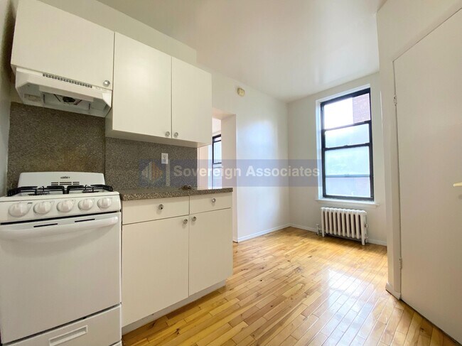 Building Photo - 401 E 68th St