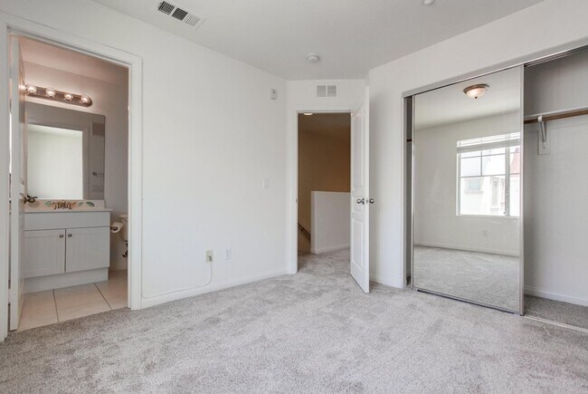 Building Photo - Available Now! Tri-Level 3 Bedroom 3.5 Bath Townhome!!