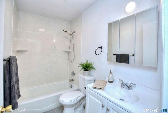 Building Photo - 638 Cove Rd