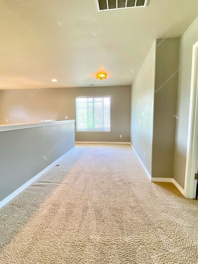 Building Photo - Spacious Corner Home in Prime SW Bend Loca...