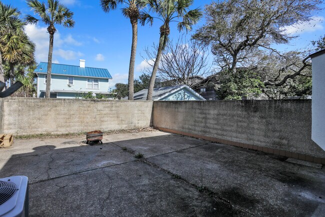 Building Photo - 208 Hopkins St