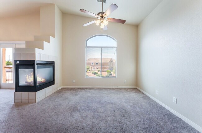 Building Photo - Gated Community Townhome 2 bedroom, 2 bathroom, 1 car garage