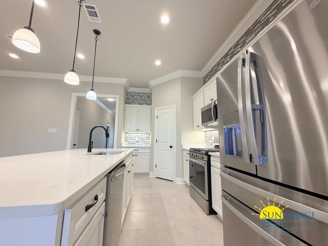 Building Photo - Custom-crafted details shine throughout this stunning 3-bedroom home in Magnolia at the Bluffs in...