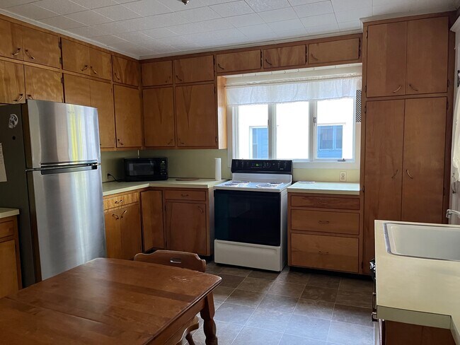 Kitchen with table and applicance - 19 Ward Plz