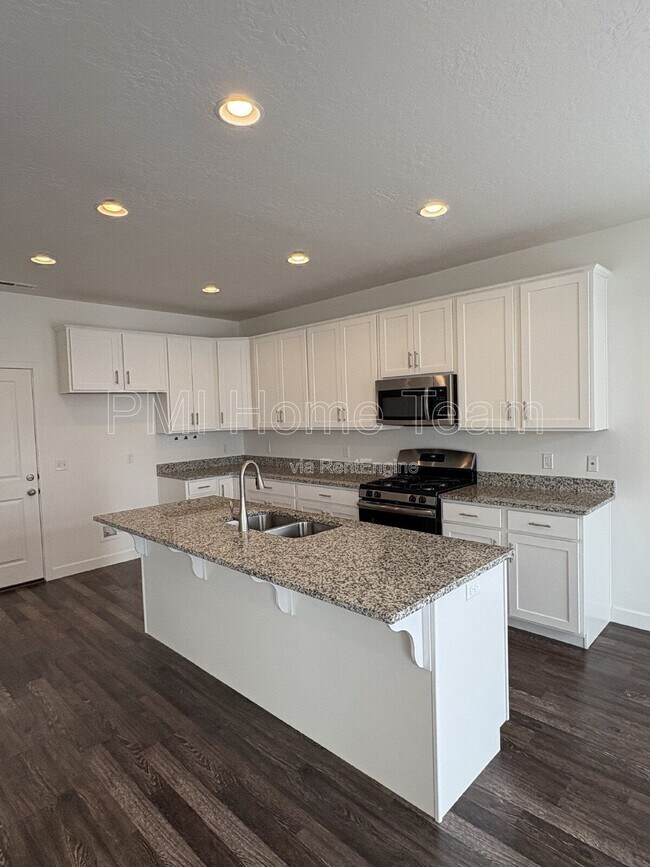 Building Photo - 1616 W Parkview Dr