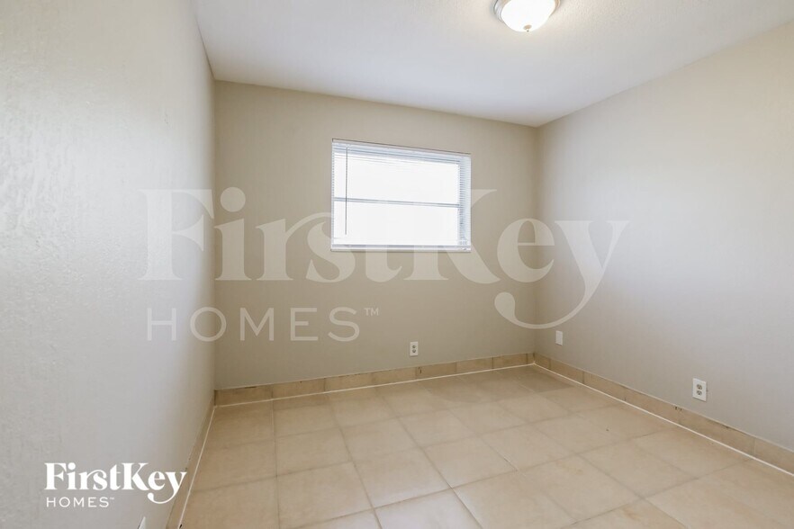 Building Photo - 3600 NW 40th Ct