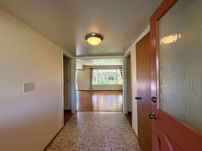 Building Photo - Beautiful 4 bedrooms 2.5 bath home