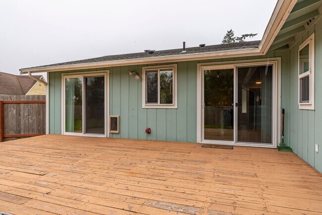 Building Photo - Updated 3 Bedroom, 2 Bath Home with Spacio...