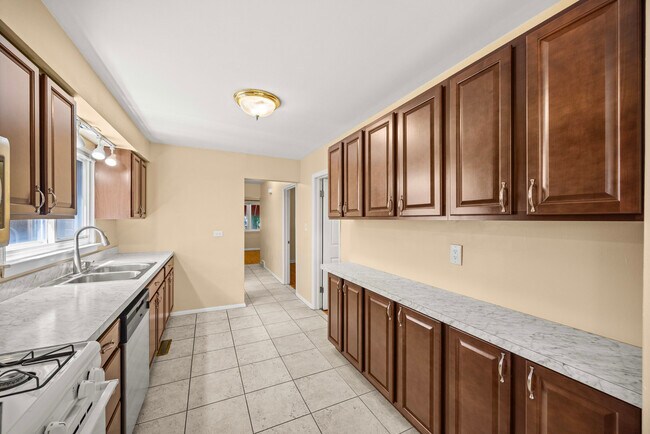 Building Photo - 3109 Grove Ave